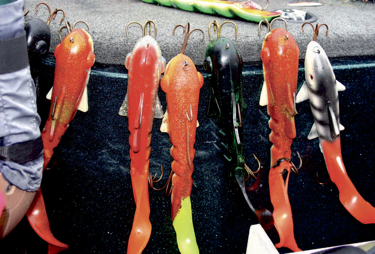 Store softbaits på 250-400 gram er topeffektive agn til både store ogsmå muskies. Agnen pumpes ind ved at trække den en meter eller to med stangen, hvorefter man spoler line ind, mens stangen føres tilbage.