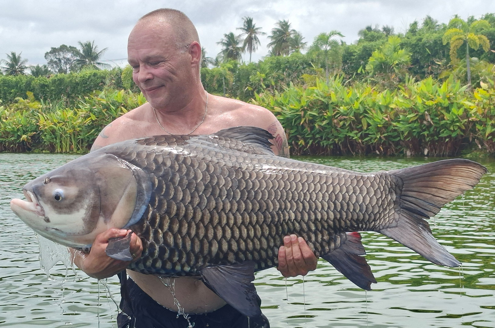 Kim Vejrum Christensen med en af sine fantastiske siamesiske karper - alias siamese carp.