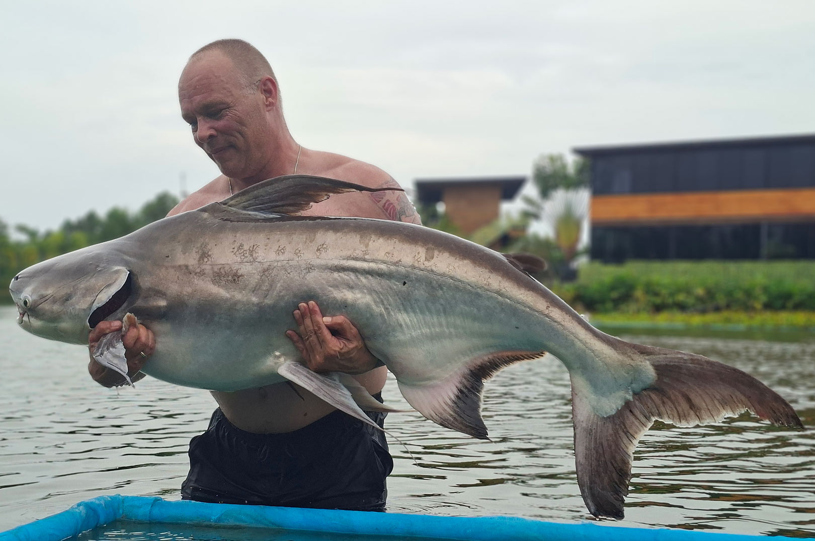 Kim med en gudesmuk chao phraya malle fra Hookers Fishing Resort.