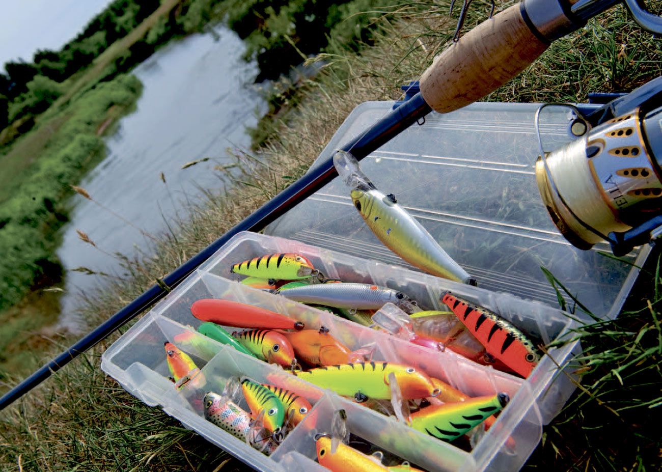 Alle woblere kan fiskes på et glidende-release takel. Her er det Prey 89og 69, Rapala Shad Rap, Team Esko, Countdown og Original samt Ugly Duckling i aktion ved Skjern Å. Ved montering på nylonline bør endekrogen som her bindes med en Rapala knude for optimal krogning.