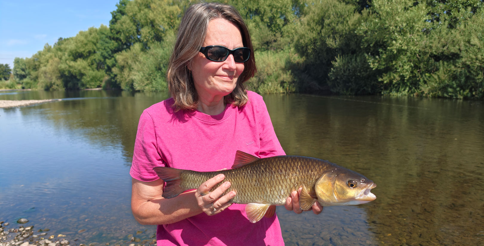Charlotte Barbelqueen med en smuk døbel fra River Wye i England. Øverst Johnny med en af turens flotte barber.