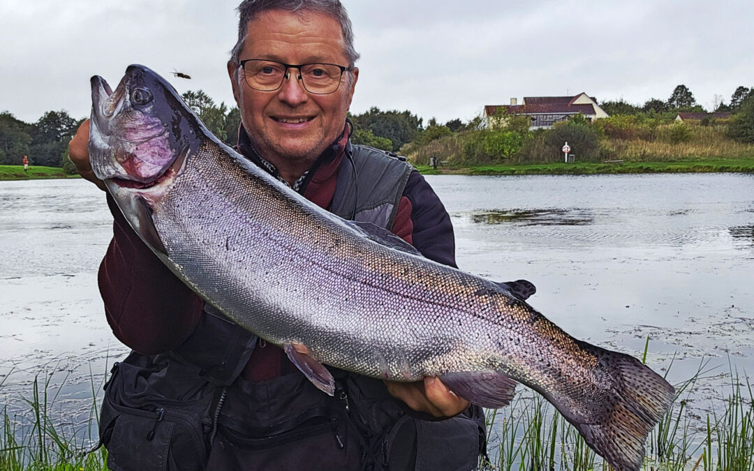 Arne Biering med sin flotte regnbueørred fra Fyelmose Put and Take