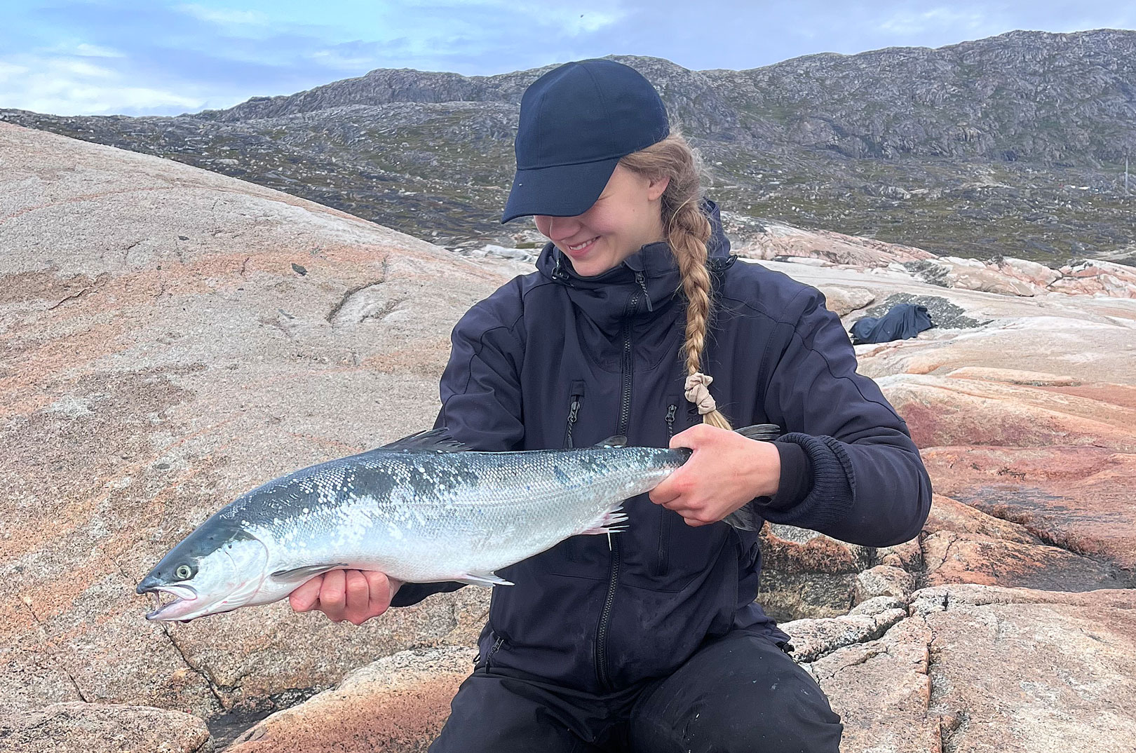 Mathias Hellers bedre halvdel med en flot kystlaks fra grønland fanget på gennemløber. øverst ham selv i gerningsøjeblikket.