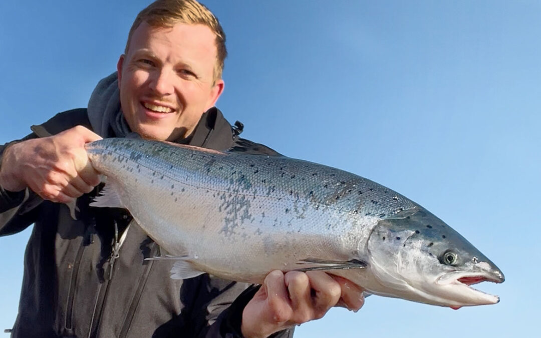 Mathias Heller med en flot kystlaks fra grønland fanget på gennemløber.