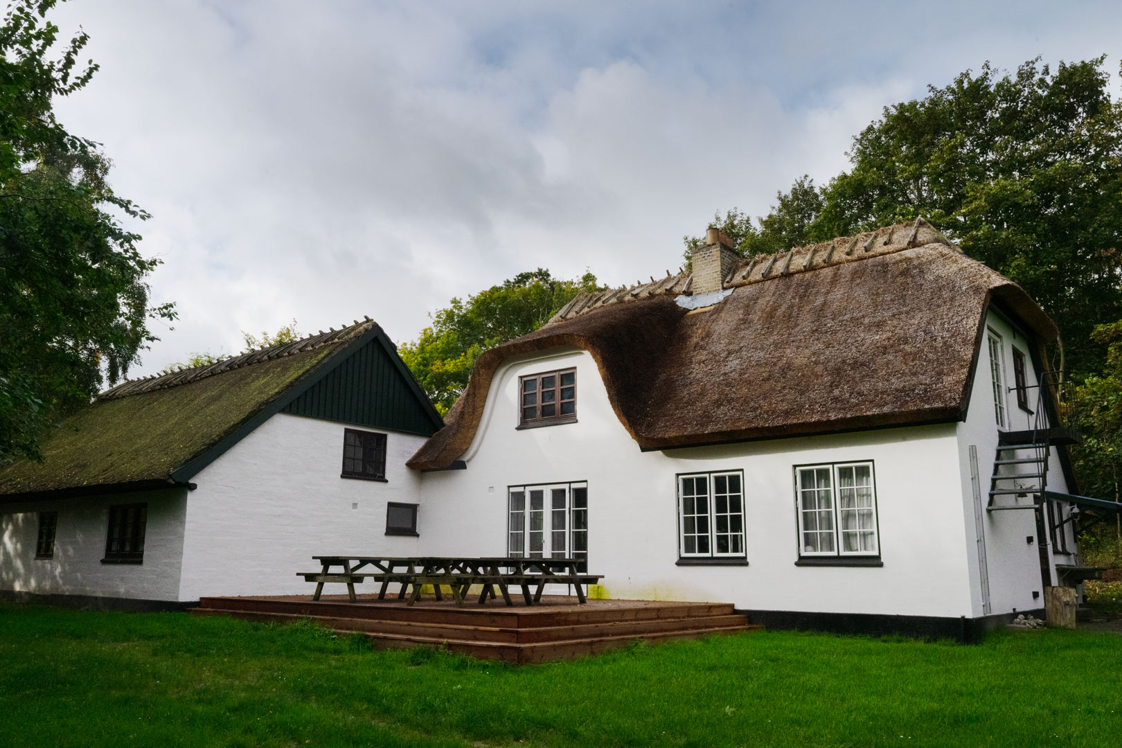 På Skovvænge Hus er der en stor terasse lige uden for pejsestuen.