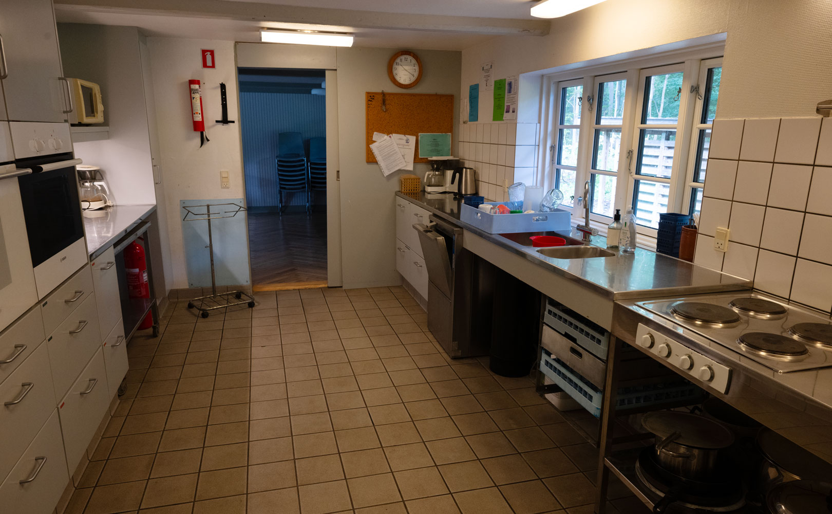 På Skovvænge Hus er der en stor terasse lige uden for pejsestuen.