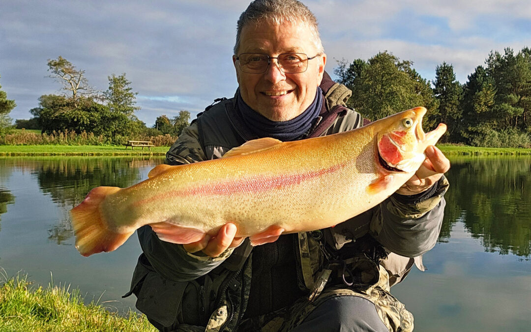 Arne Biering med sin flotte guldørred fra Harlev Put and Take.