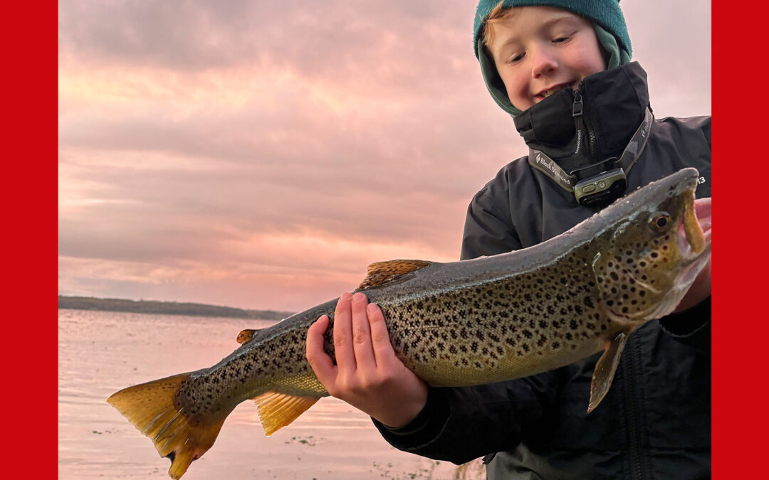 Asger med sin flotte havørred taget fra kysten.