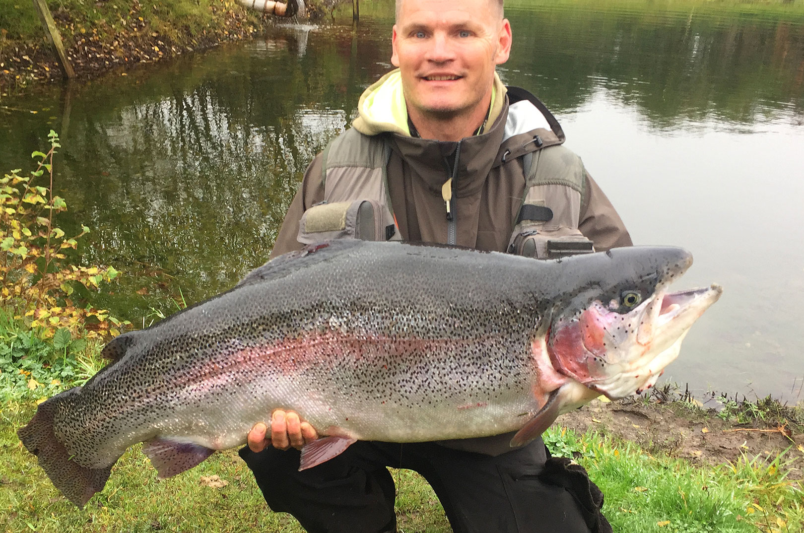 Klaus Hansen med sin fantastiske 16,25 kilos regnbueørred fra Vesthimmerlands Put and Take, som pt er den gældende Danmarksrekord.